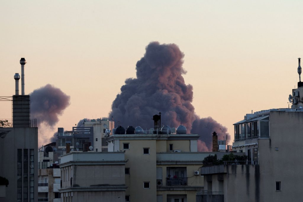 Επίθεση του Ισραήλ σε κτίριο της Χεζμπολάχ προκαλεί σοβαρές καταστροφές στη Βηρυτό και ανησυχίες για θύματα