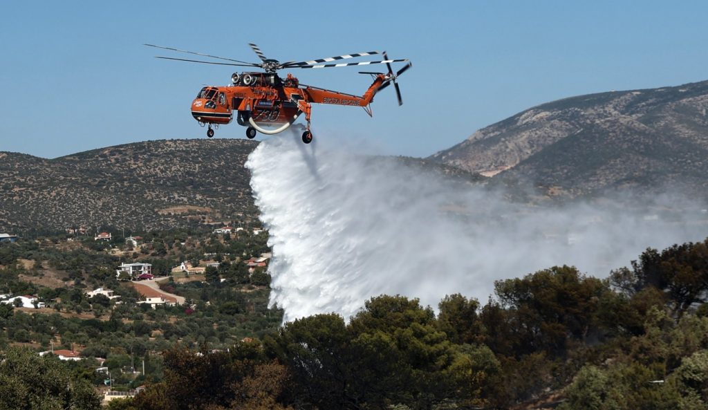 Φωτιά σε δασική έκταση στο Ξυλόκαστρο Κορινθίας με κινητοποίηση εναέριων και επίγειων δυνάμεων